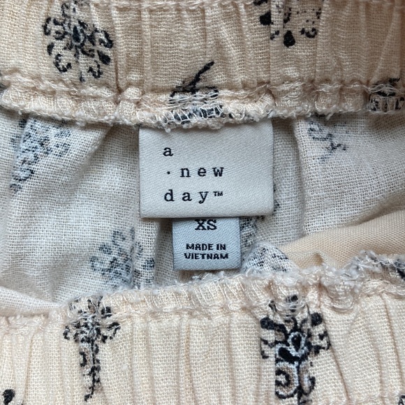 Decorative shorts - Picture 3 of 3